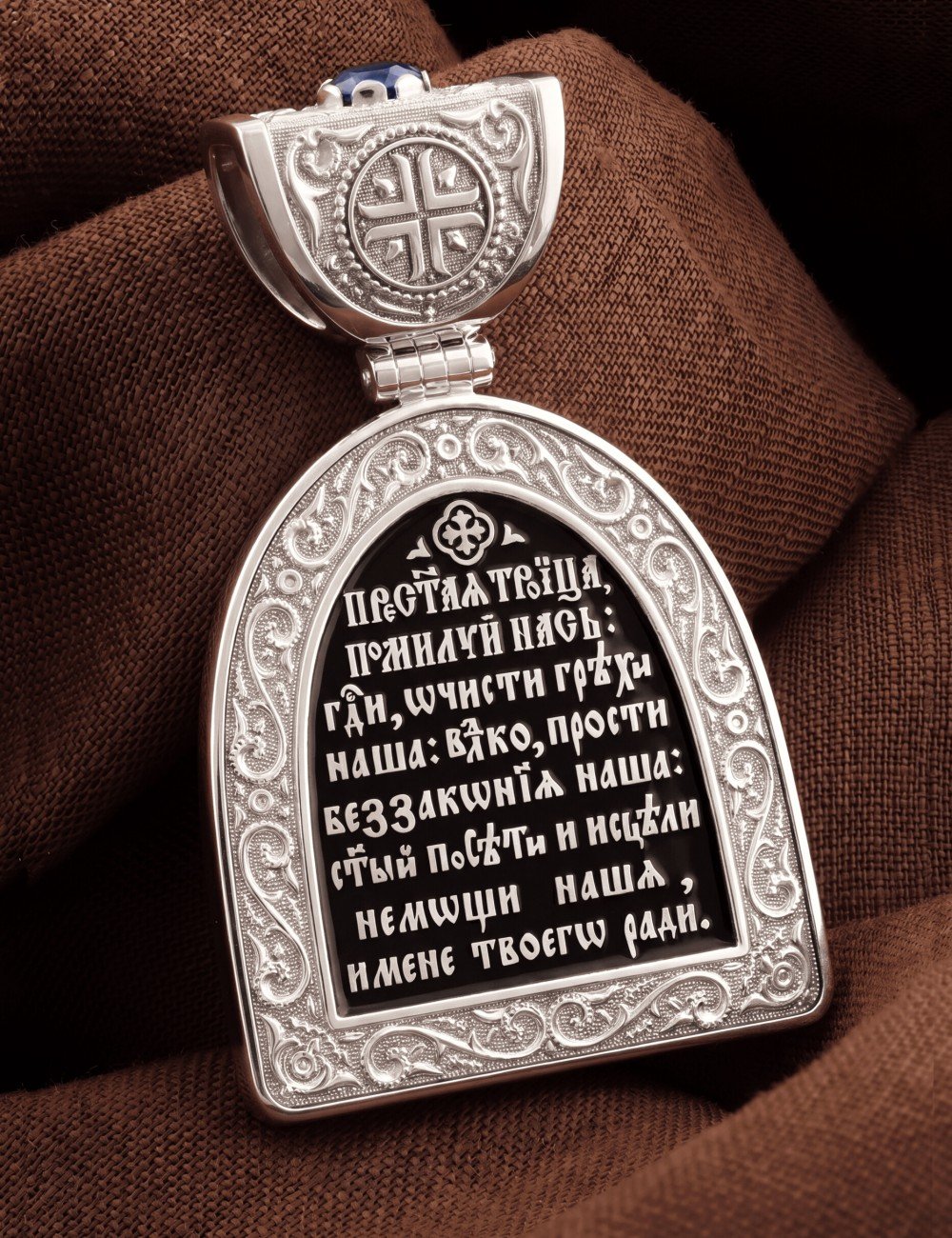 Образок из белого золота c эмалью и сапфиром