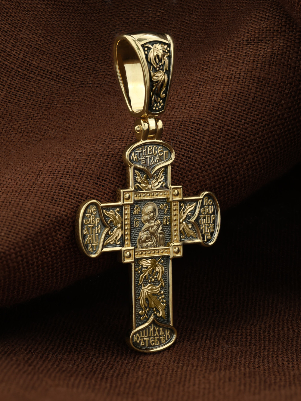 Крест из лимонного золота