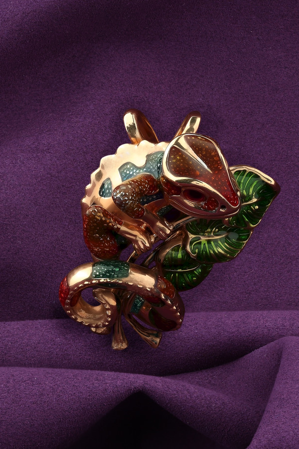 Подвеска из золота c эмалью и гранатом