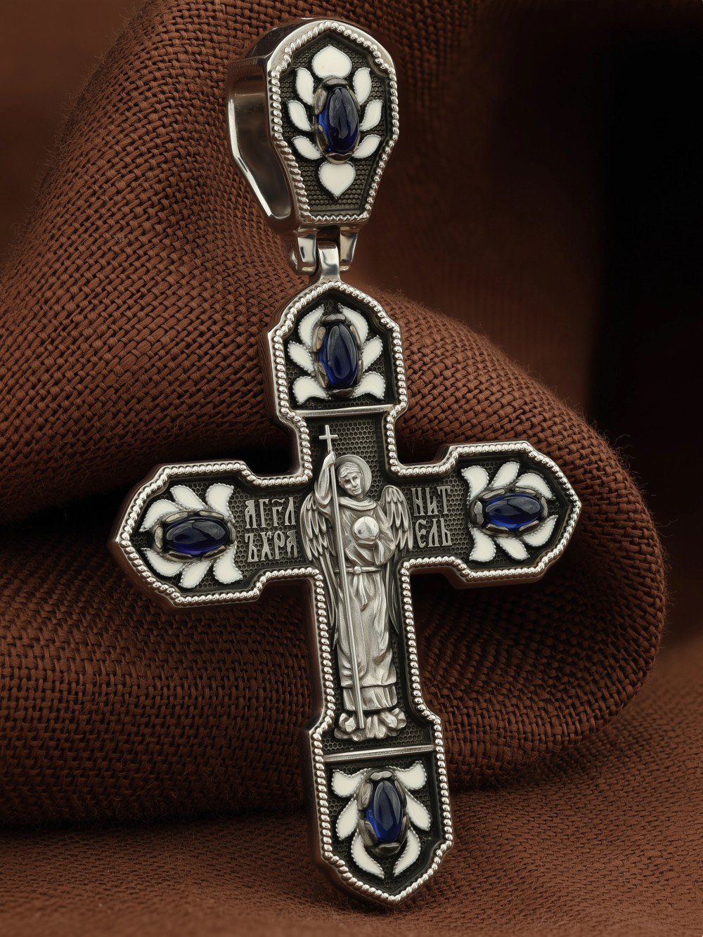 Крест из белого золота c эмалью и сапфиром