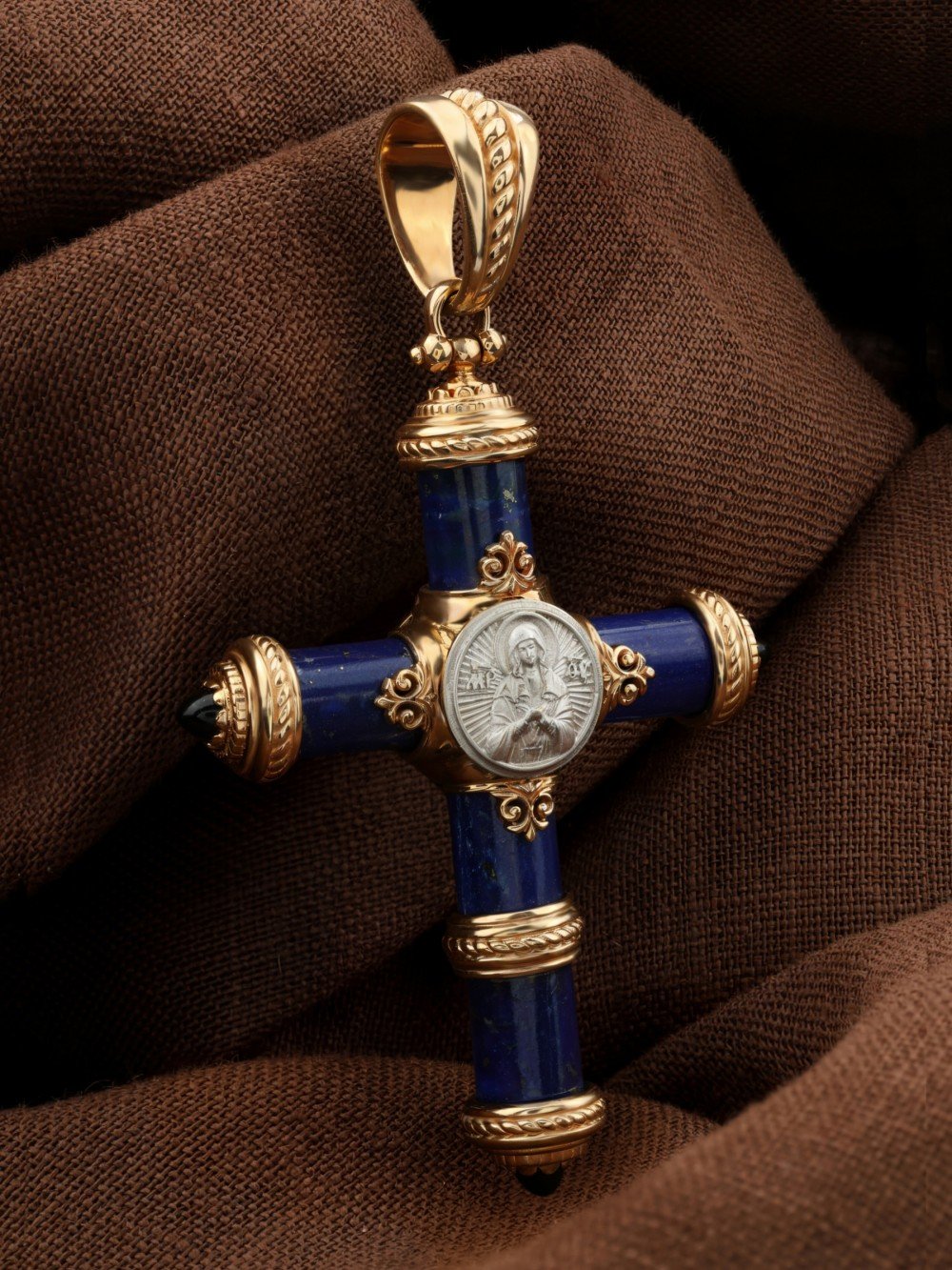 Крест из золота c ониксом и лазуритом