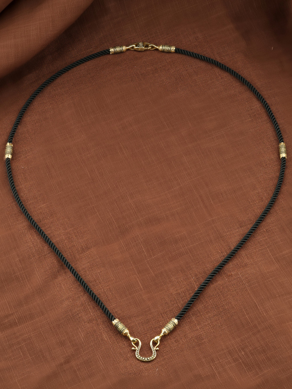 Шнурок шёлковый из лимонного золота c шёлковым шнурком